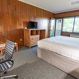 1 King Bed Lodge